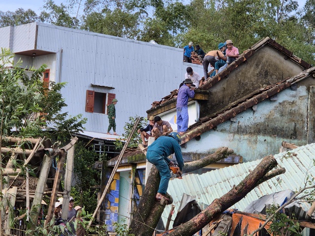Bão số 13 gây thiệt hại nặng ở phía Nam Đà Nẵng, hàng chục ngôi nhà tốc mái - Ảnh 1. Bão số 13 gây thiệt hại nặng ở phía Nam Đà Nẵng, hàng chục ngôi nhà tốc mái - Ảnh 1.