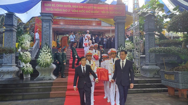 Truy điệu, an táng nhiều hài cốt liệt sĩ được tìm thấy trong Hang Tám Cô - Ảnh 1.