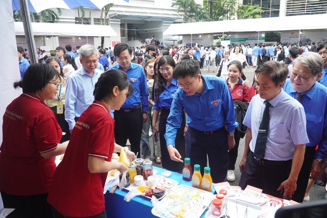 Học sinh, sinh viên khám phá robot, trải nghiệm làm đẹp tại ngày hội kỹ năng nghề - Ảnh 1.