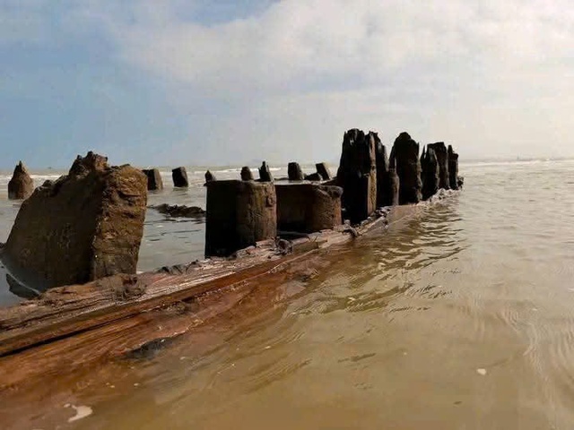 Tàu cổ Hội An lộ diện Sau bão số 13 thu hút du khách tham quan - Ảnh 6. Tàu cổ Hội An lộ diện Sau bão số 13 thu hút du khách tham quan - Ảnh 6.