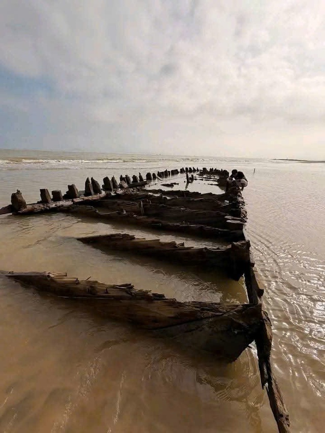 Tàu cổ Hội An lộ diện Sau bão số 13 thu hút du khách tham quan - Ảnh 7. Tàu cổ Hội An lộ diện Sau bão số 13 thu hút du khách tham quan - Ảnh 7.