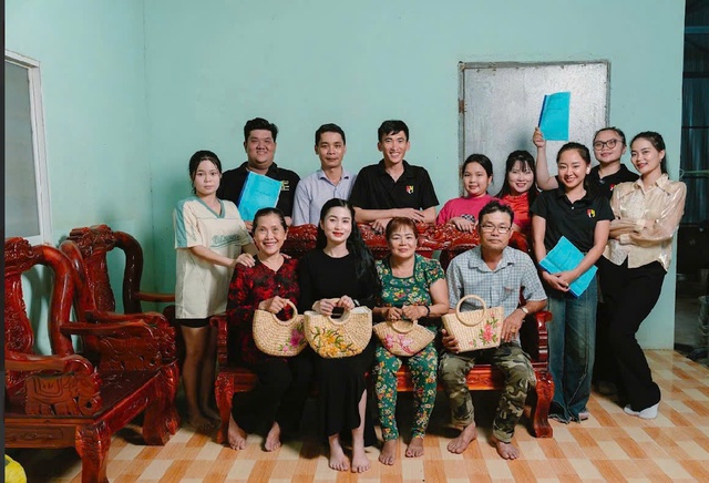 Ngọc Hân: Từ kinh doanh hoa lục bình đến giấc mơ nghệ thuật  - Ảnh 3.