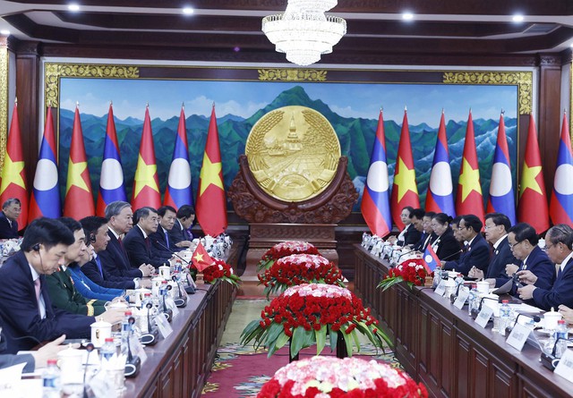 Tổng Bí thư Tô Lâm hội đàm với Tổng Bí thư, Chủ tịch nước Lào - Ảnh 1.
