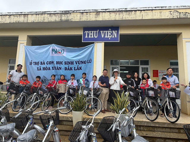 Tạp chí Phụ nữ Mới trao quà và tiền mặt cho bà con và học sinh vùng lũ đắk lắk. - Ảnh 1.