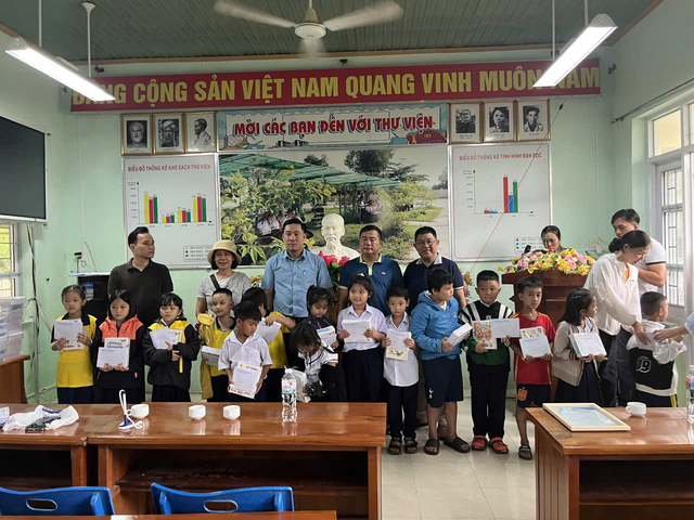 Tạp chí Phụ nữ Mới trao quà và tiền mặt cho bà con và học sinh vùng lũ đắk lắk. - Ảnh 2.