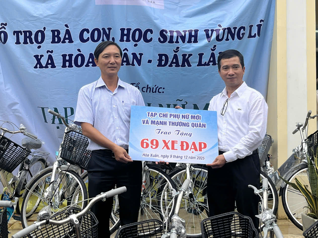 Tạp chí Phụ nữ Mới trao quà và tiền mặt cho bà con và học sinh vùng lũ đắk lắk. - Ảnh 3.