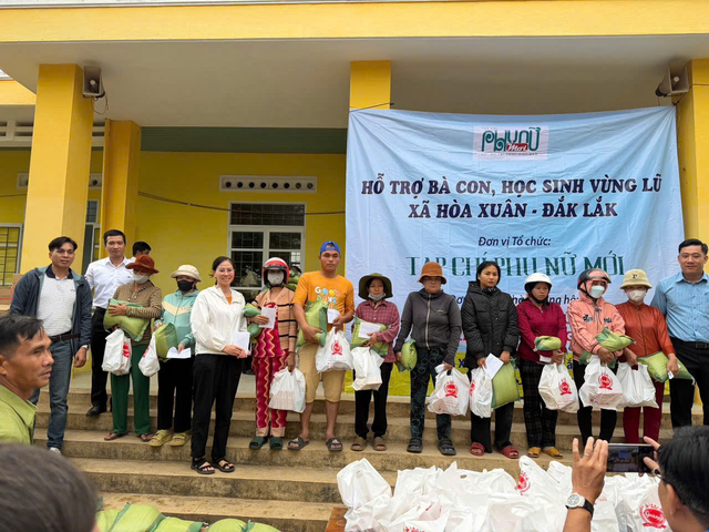 Tạp chí Phụ nữ Mới trao quà và tiền mặt cho bà con và học sinh vùng lũ đắk lắk. - Ảnh 4.