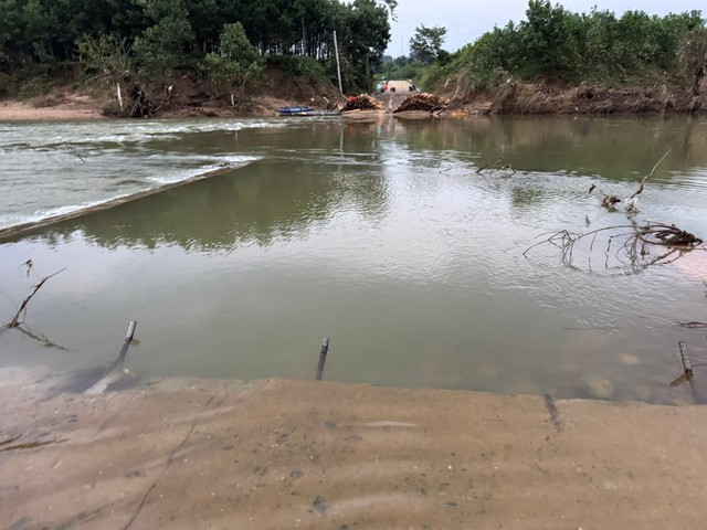 Đà Nẵng chi 18 tỉ đồng khắc phục ngầm Sông Tum bị lũ cuốn - Ảnh 9. Đà Nẵng chi 18 tỉ đồng khắc phục ngầm Sông Tum bị lũ cuốn - Ảnh 9.