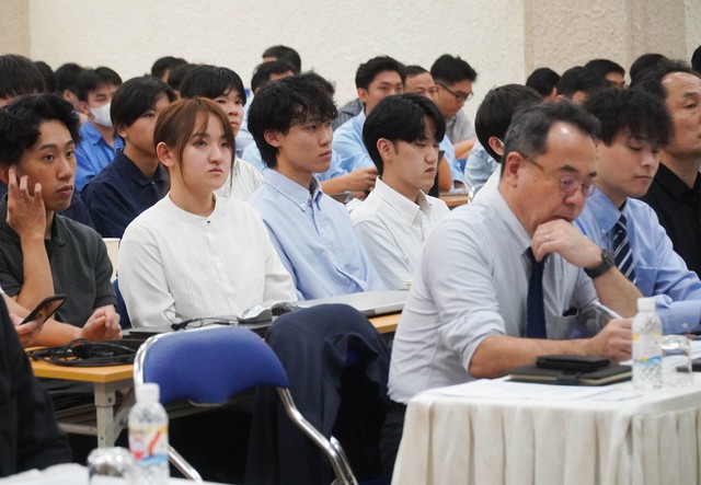 Giáo sư Nhật khuyên sinh viên đừng sợ mắc lỗi khi giao tiếp tiếng Anh - Ảnh 2.