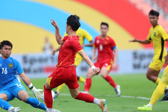 U22 Việt Nam (2-0) U22 Malaysia: Đ&igrave;nh Bắc rời s&acirc;n - Ảnh 1.