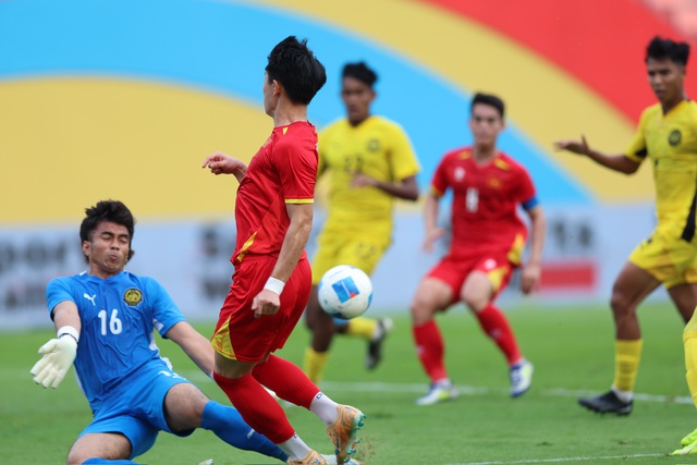 U22 Việt Nam (2-0) U22 Malaysia: Minh Ph&uacute;c lập c&ocirc;ng n&acirc;ng tỉ số - Ảnh 1.
