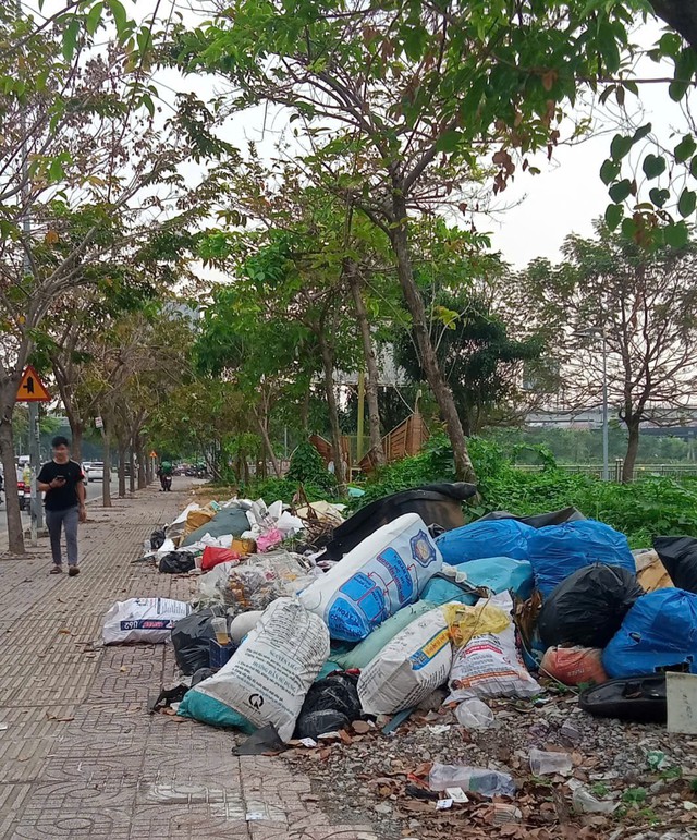 Vỉa hè thành nơi đổ rác - Ảnh 1.