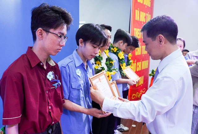 Trường CĐ Lý Tự Trọng "bội thu" ở Hội thi Thiết bị đào tạo tự làm - Ảnh 1.