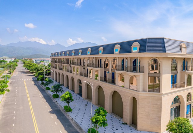 Gỡ vướng pháp lý Dragon City Park, SDN & Regal Group hoàn tất sổ đỏ bàn giao khách hàng - Ảnh 2.