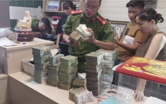 Thợ hồ, công nhân tham gia đường dây rửa tiền tại tiệm vàng lớn ở TPHCM - Ảnh 2.
