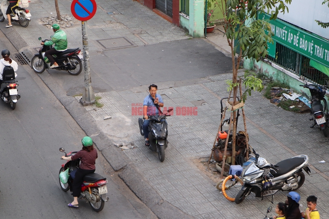 Phóng viên đứng 10 phút, ghi nhận hàng chục xe máy chạy ngược chiều, leo vỉa hè - Ảnh 2.