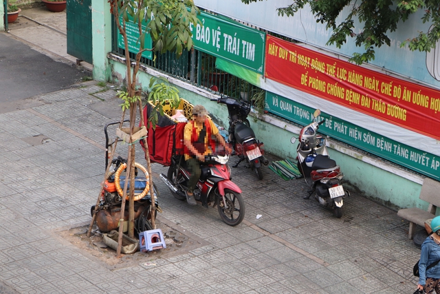 Phóng viên đứng 10 phút, ghi nhận hàng chục xe máy chạy ngược chiều, leo vỉa hè - Ảnh 6.