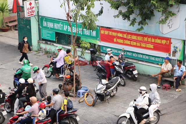 Phóng viên đứng 10 phút, ghi nhận hàng chục xe máy chạy ngược chiều, leo vỉa hè - Ảnh 7.