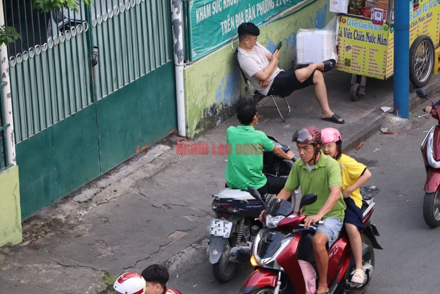 Phóng viên đứng 10 phút, ghi nhận hàng chục xe máy chạy ngược chiều, leo vỉa hè - Ảnh 9.
