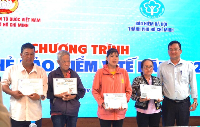 Tặng thẻ BHYT cho người nghèo để không ai bị bỏ lại phía sau - Ảnh 1.
