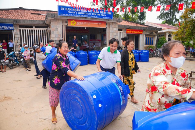 FE CREDIT và hành trình đồng hành cùng khách hàng, cộng đồng “hồi sinh” sau bão lũ - Ảnh 3.