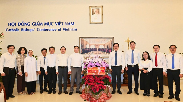 Lãnh đạo TPHCM thăm, chúc mừng Giáng sinh Văn phòng Hội đồng Giám mục Việt Nam - Ảnh 5.