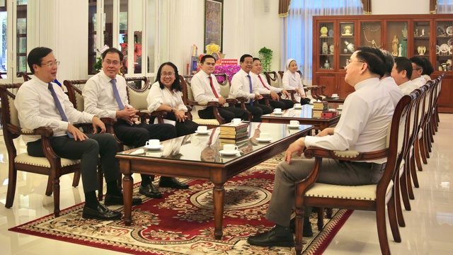 Lãnh đạo TPHCM thăm, chúc mừng Giáng sinh Văn phòng Hội đồng Giám mục Việt Nam - Ảnh 1.