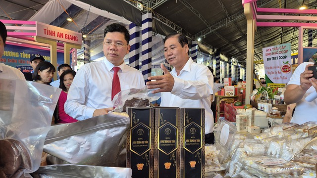 Tuần lễ sản phẩm OCOP đặc sản v&ugrave;ng miền tại TP HCM ch&agrave;o đ&oacute;n Tết 2025 - Ảnh 3.