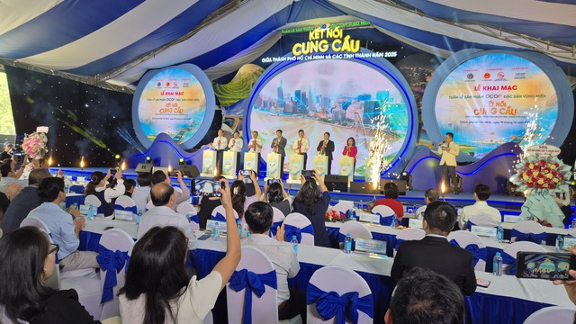 Tuần lễ sản phẩm OCOP đặc sản v&ugrave;ng miền tại TP HCM ch&agrave;o đ&oacute;n Tết 2025 - Ảnh 1.