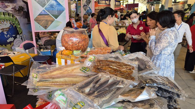 Tuần lễ sản phẩm OCOP đặc sản v&ugrave;ng miền tại TP HCM ch&agrave;o đ&oacute;n Tết 2025 - Ảnh 10.