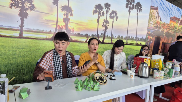 Tuần lễ sản phẩm OCOP đặc sản v&ugrave;ng miền tại TP HCM ch&agrave;o đ&oacute;n Tết 2025 - Ảnh 15.