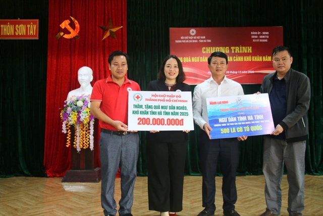 Báo Người Lao Động tặng 500 lá cờ Tổ quốc cho ngư dân Hà Tĩnh - Ảnh 3. Báo Người Lao Động tặng 500 lá cờ Tổ quốc cho ngư dân Hà Tĩnh - Ảnh 3.