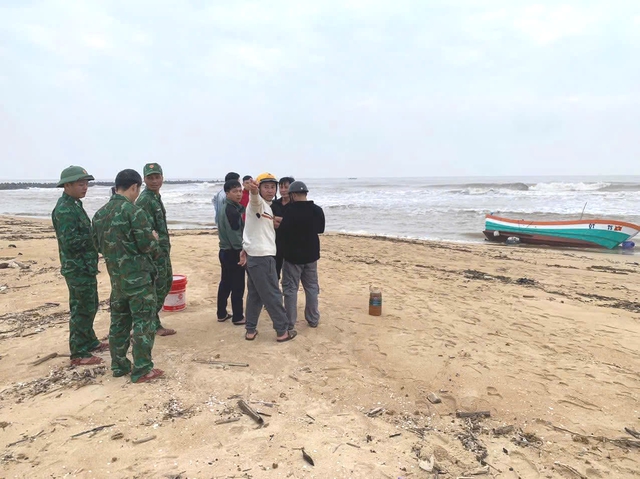 Tìm thấy thi thể ngư dân mất tích trên biển TP Huế Sau 4 ngày tìm kiếm - Ảnh 1. Tìm thấy thi thể ngư dân mất tích trên biển TP Huế Sau 4 ngày tìm kiếm - Ảnh 1.