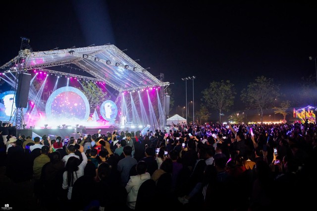 Âm nhạc kết nối cộng đồng trong đêm Giáng sinh ở ROX Living Aquamarine Diễn Châu - Ảnh 1.