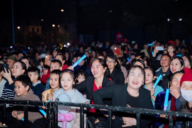 Âm nhạc kết nối cộng đồng trong đêm Giáng sinh ở ROX Living Aquamarine Diễn Châu - Ảnh 10.