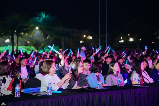 Âm nhạc kết nối cộng đồng trong đêm Giáng sinh ở ROX Living Aquamarine Diễn Châu - Ảnh 12.