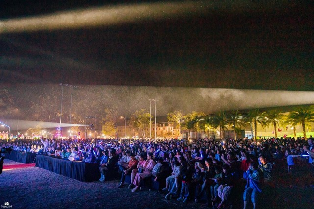 Âm nhạc kết nối cộng đồng trong đêm Giáng sinh ở ROX Living Aquamarine Diễn Châu - Ảnh 2.