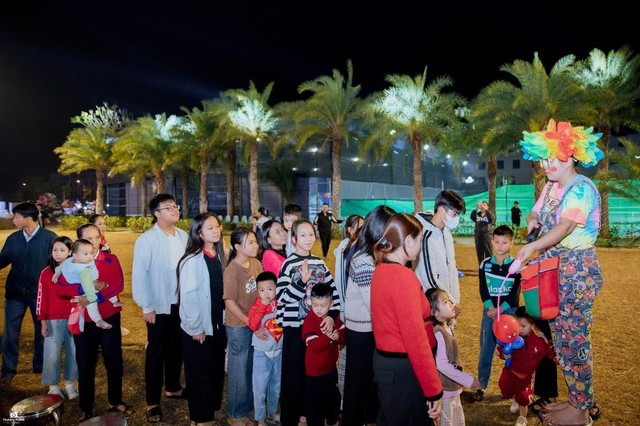 Âm nhạc kết nối cộng đồng trong đêm Giáng sinh ở ROX Living Aquamarine Diễn Châu - Ảnh 3.