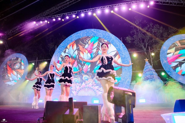 Âm nhạc kết nối cộng đồng trong đêm Giáng sinh ở ROX Living Aquamarine Diễn Châu - Ảnh 6.