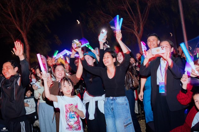 Âm nhạc kết nối cộng đồng trong đêm Giáng sinh ở ROX Living Aquamarine Diễn Châu - Ảnh 7.