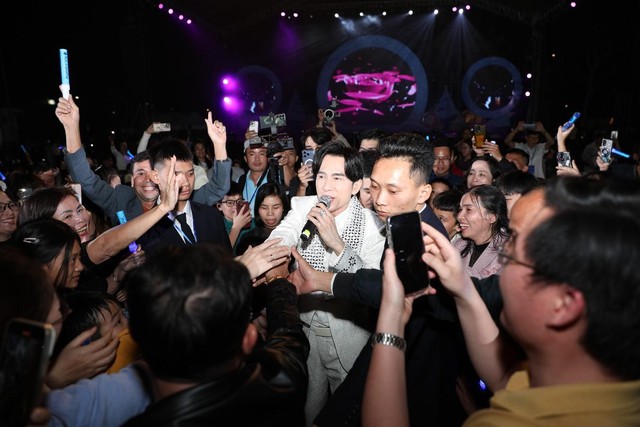 Âm nhạc kết nối cộng đồng trong đêm Giáng sinh ở ROX Living Aquamarine Diễn Châu - Ảnh 9.