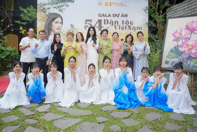Phúc Anh đấu giá bức tranh "Hoa sen 54 dân tộc Việt Nam" vừa được xác lập kỷ lục! - Ảnh 3.