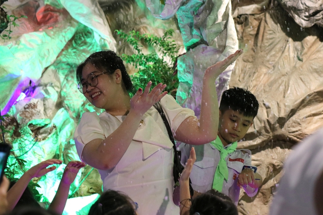 Kh&ocirc;ng kh&iacute; Gi&aacute;ng sinh rộn r&agrave;ng với tuyết rơi nh&acirc;n tạo tại TPHCM - Ảnh 7.