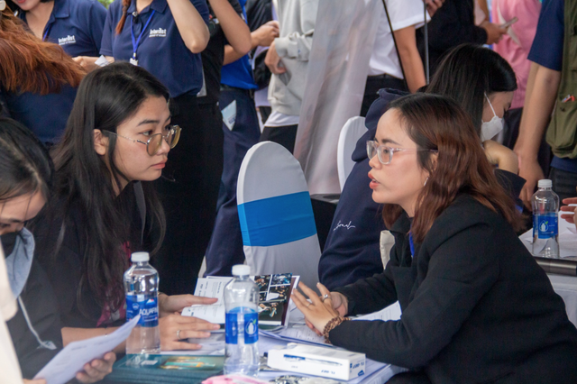 Sinh viên mới ra trường ngày càng khó kiếm việc - Ảnh 1.