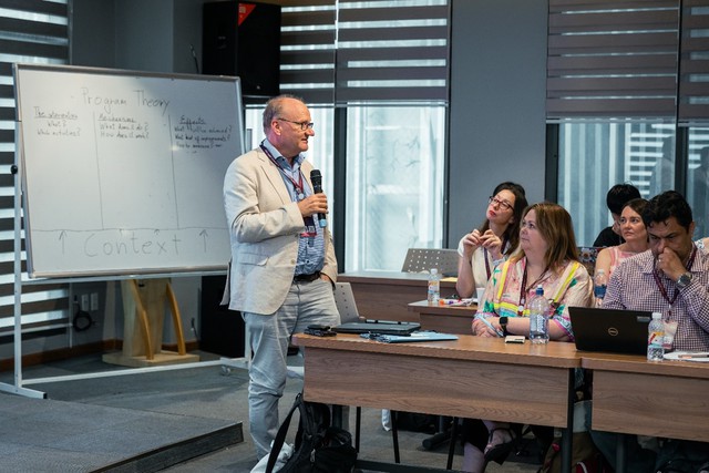 UEH.ISB trở thành điểm hội tụ của học giả toàn cầu về công việc và sức khỏe tinh thần - Ảnh 1.