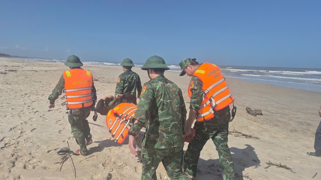 Tàu chở hàng và ghe đánh cá gặp sự cố nghiêm trọng ở Cửa Việt - Ảnh 1.