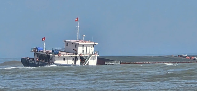 Tàu chở hàng và ghe đánh cá gặp sự cố nghiêm trọng ở Cửa Việt - Ảnh 4.
