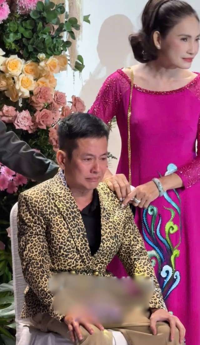 Nghệ sĩ hài Tấn Beo xúc động, rơi nước mắt trong ngày cưới con trai