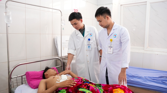 TS.BS Trương Vĩnh Quý trực tiếp phẫu thuật, cứu sống bệnh nhân 14 tuổi bị vỡ gan do tai nạn - Ảnh 1.