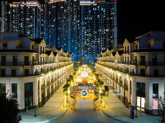 Hàng ngàn du khách hòa mình vào không khí Giáng Sinh tại Malibu Walk  - Ảnh 1.